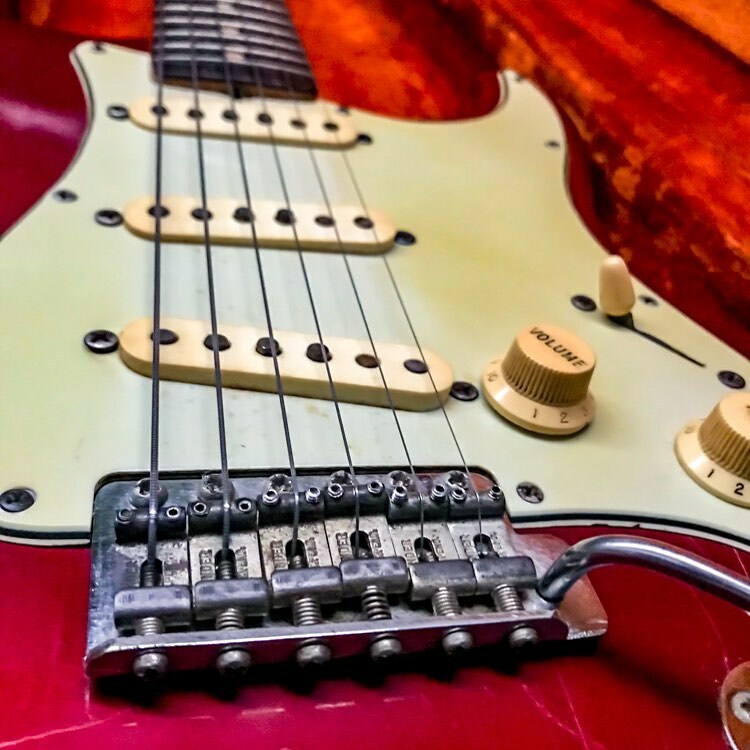 Fender Stratocaster 1963 in original Candy Apple Red. #vintageguitar #vintagefender #stratocaster #oldguitar #vintagestratocaster #candyapplered #fendercustomcolor #guitarist #guitarplayer #guitarcollector