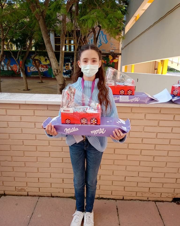 IESJuanLara's tweet photo. Con retraso y pidiendo disculpas por ello, publicamos las fotos de nuestras ganadoras del concurso de Christmas organizado por el AMPA. Ellas son: Daniela Domínguez, #1ESOB , Aurora López, #2ESOC y Helena Alcántara, #3ESOC ¡Enhorabuena! #ElLaranosePara #ElCursodelCovid19 https://t.co/0ze3jtiJLj
