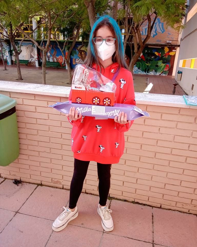 IESJuanLara's tweet photo. Con retraso y pidiendo disculpas por ello, publicamos las fotos de nuestras ganadoras del concurso de Christmas organizado por el AMPA. Ellas son: Daniela Domínguez, #1ESOB , Aurora López, #2ESOC y Helena Alcántara, #3ESOC ¡Enhorabuena! #ElLaranosePara #ElCursodelCovid19 https://t.co/0ze3jtiJLj
