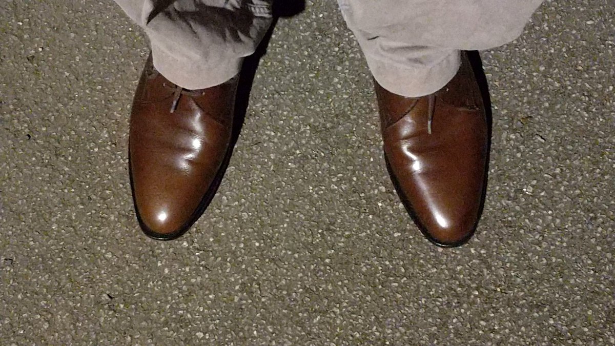 ふぃん プライベートでも革靴を履いてます リーガルの04mrcfです リーガルは他のメーカーよりもサイズが少し大きめと言われていますし 私もそんな気がしています 結構細いですけど かかとが少しゆるいです 慣れるまで少しかかりましたが 色味も気に入って