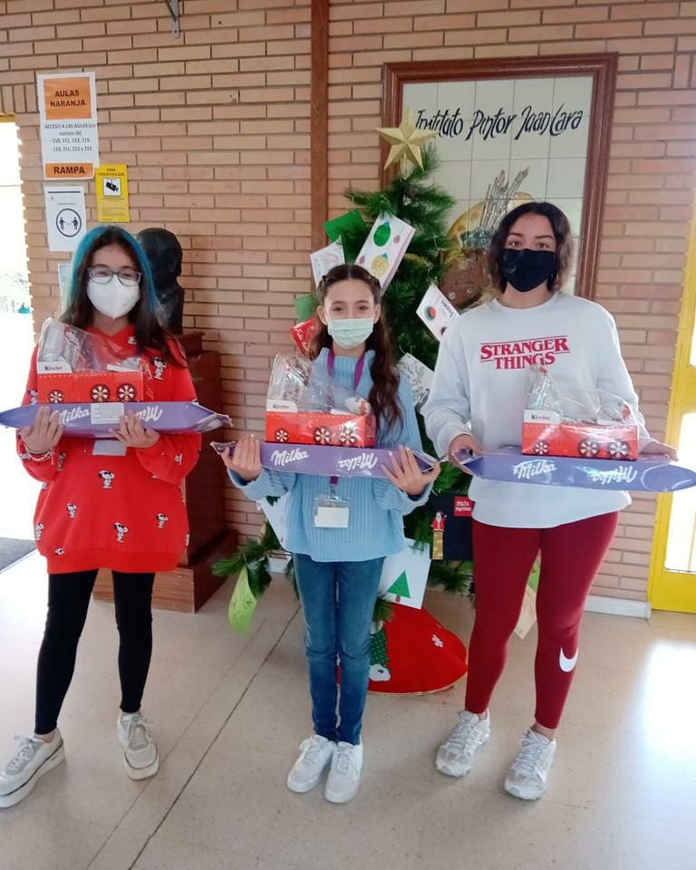 IESJuanLara's tweet photo. Con retraso y pidiendo disculpas por ello, publicamos las fotos de nuestras ganadoras del concurso de Christmas organizado por el AMPA. Ellas son: Daniela Domínguez, #1ESOB , Aurora López, #2ESOC y Helena Alcántara, #3ESOC ¡Enhorabuena! #ElLaranosePara #ElCursodelCovid19 https://t.co/0ze3jtiJLj