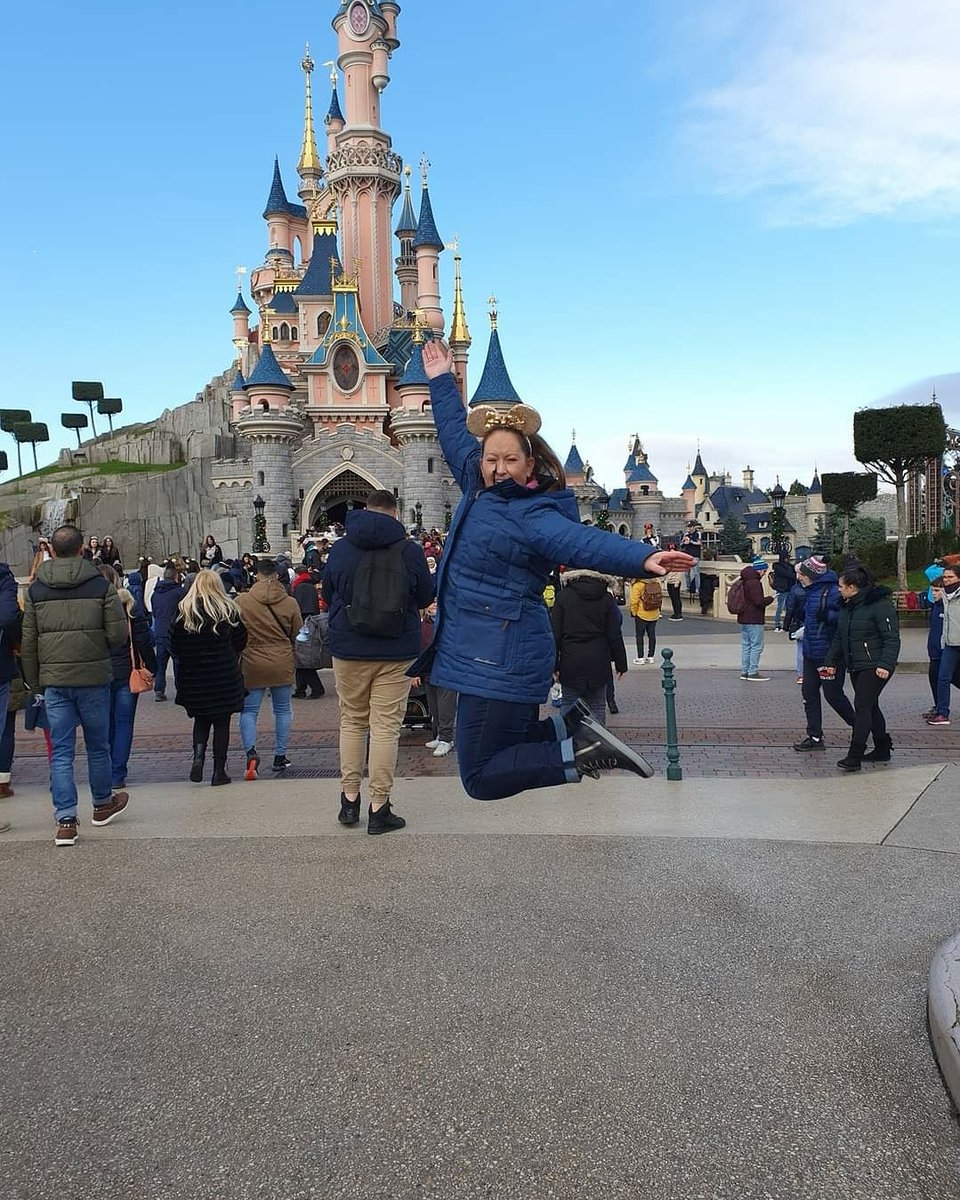 A year ago I called this visit'my bonus visit' to Disneyland Paris and a few months later it turned out it really was a bonus visit. 2020 I was lucky to visit twice..fingers crossed 2021 will have more visits! 🎄🎶💞🌟
#disneylandparis #Disneyland #DisneyMagicMoments #jumpforjoy