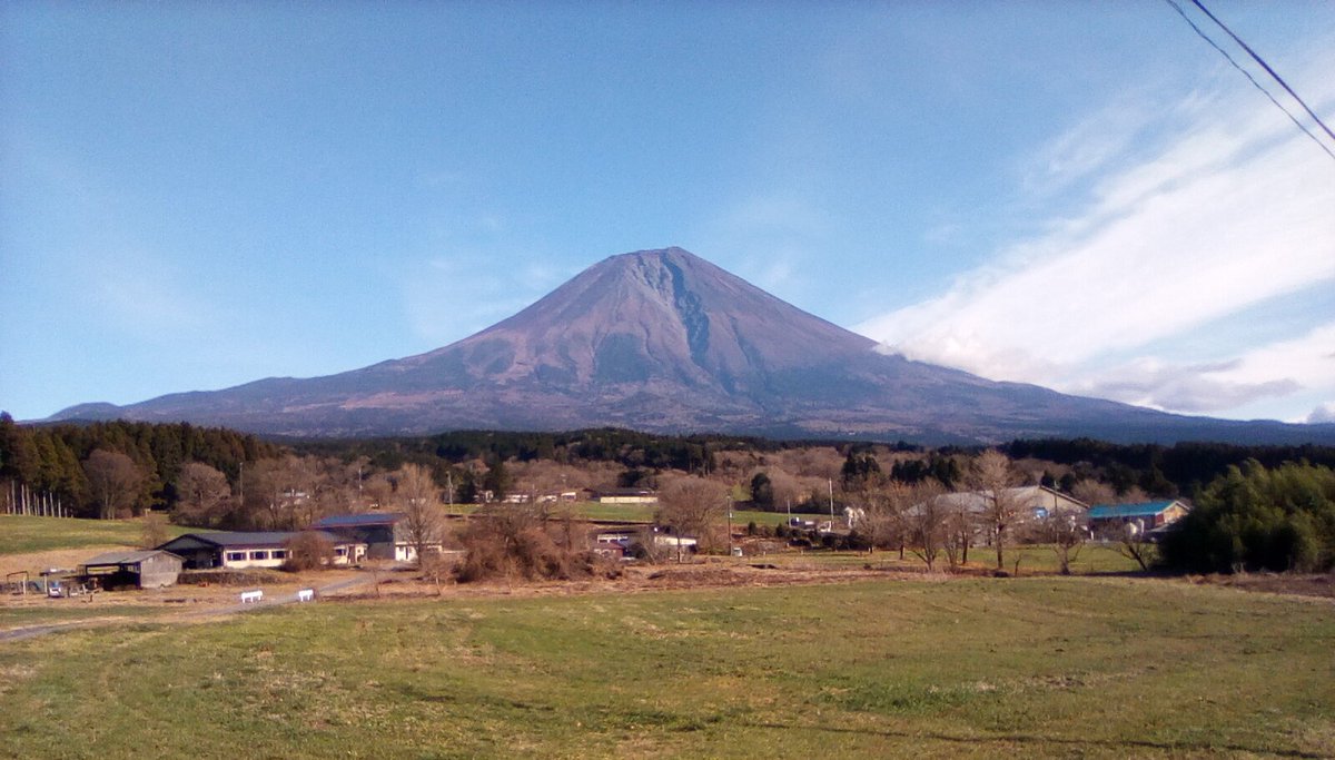 遠方からの友人を先日に引き続き市内を案内。やっぱり富士山って羨望の的なんだ…と再確認。太陽をいっぱい浴びてる富士山でした。
#黒にんにく
#富士山