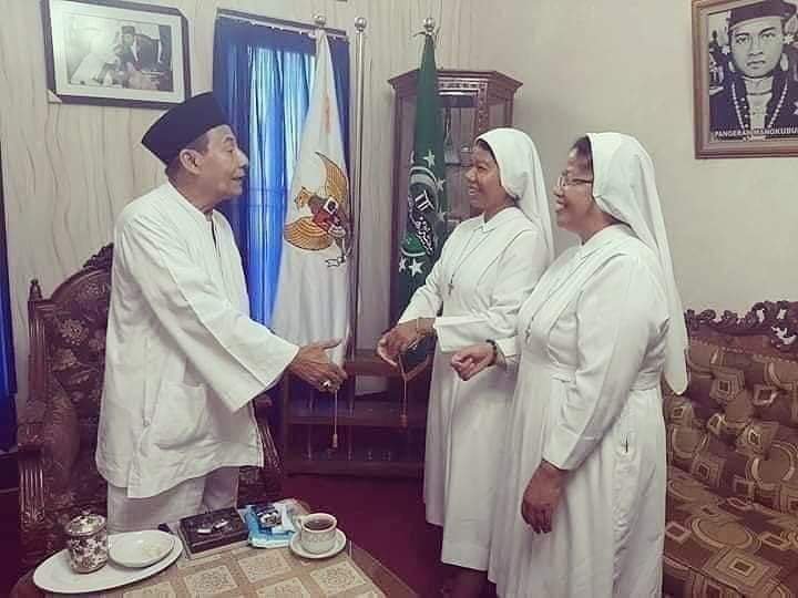 seruanhl's tweet image. โJika sulit mencari alasan untuk menghormati pemeluk agama lain, maka alasan bahwa dia adalah manusia ciptaan Allah SWT saja sudah cukupโ (Maulana Habib M. Luthfi bin Yahya).