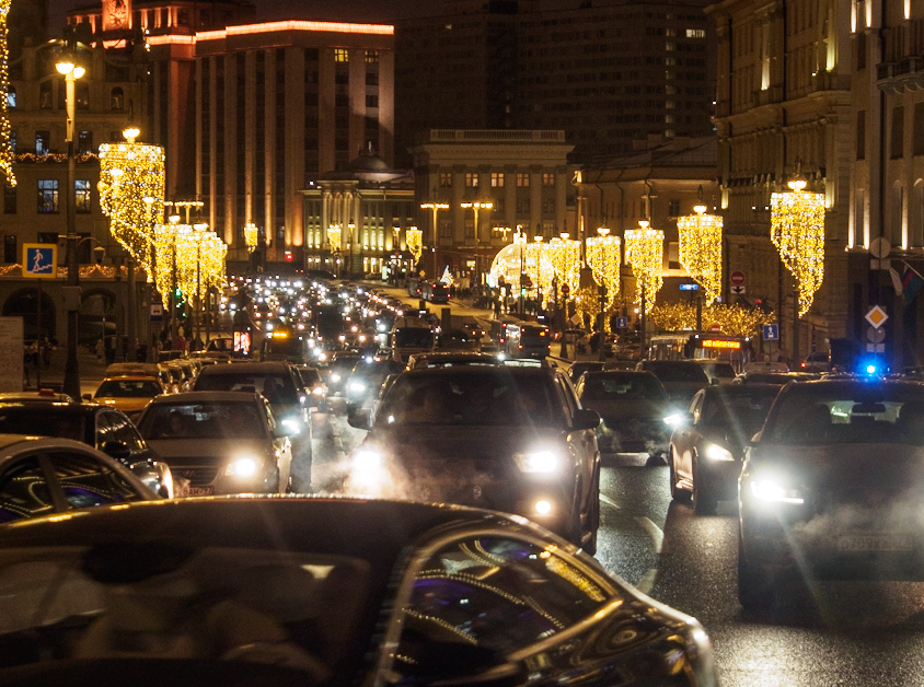 Ищу автовладельца, который в ближайшие 2-3 дня вынужден ездить в Москве по пробкам. Мне нужно сделать пару кадров из салона машины в пробке.