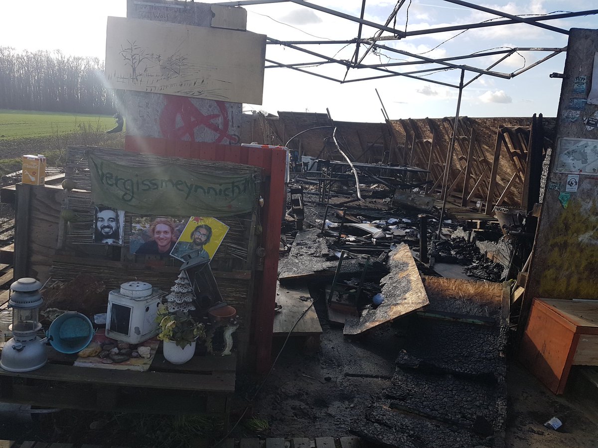 Wie durch ein Wunder hat die Gedenkstätte von #Vergissmeynnicht hat das Feuer überstanden. #Mahnwache am #hambibleibt ist heute Nacht in Brand gesteckt worden