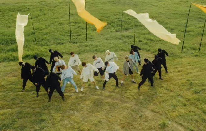  #StrayKids as different Khets I saw : a "IDK WHY I MADE THIS" thread  @Stray_Kids (Thnx to  @linovinyl for jalaaying my dimaag ki batti)