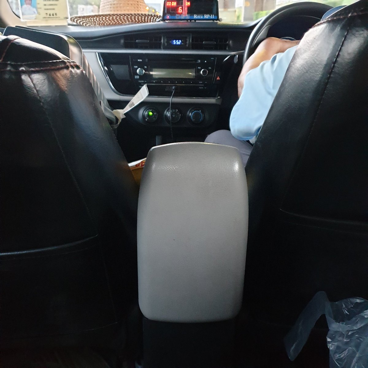 จะร้องไห้ วันนี้นั่งแท็กซี่กลับมาจากสนบ. ลุงคนขับพูดให้ฟังว่าหนู ยุคนี้ลุงไม่รู้เลยว่าจะอยู่ยังไง ลุงออกจากบ้านมา 7โมงเช้า นี่เพิ่งได้หนูเป็นลูกค้ารายที่สอง ตั้งแต่โควิดมา ลุงไม่มีเงินเก็บเลย ทำงานแลกข้าวอย่างเดียว ;-; ทุกคน คือเรานั่งรถตอนเกือบหกโมงเย็นแล้วอะ