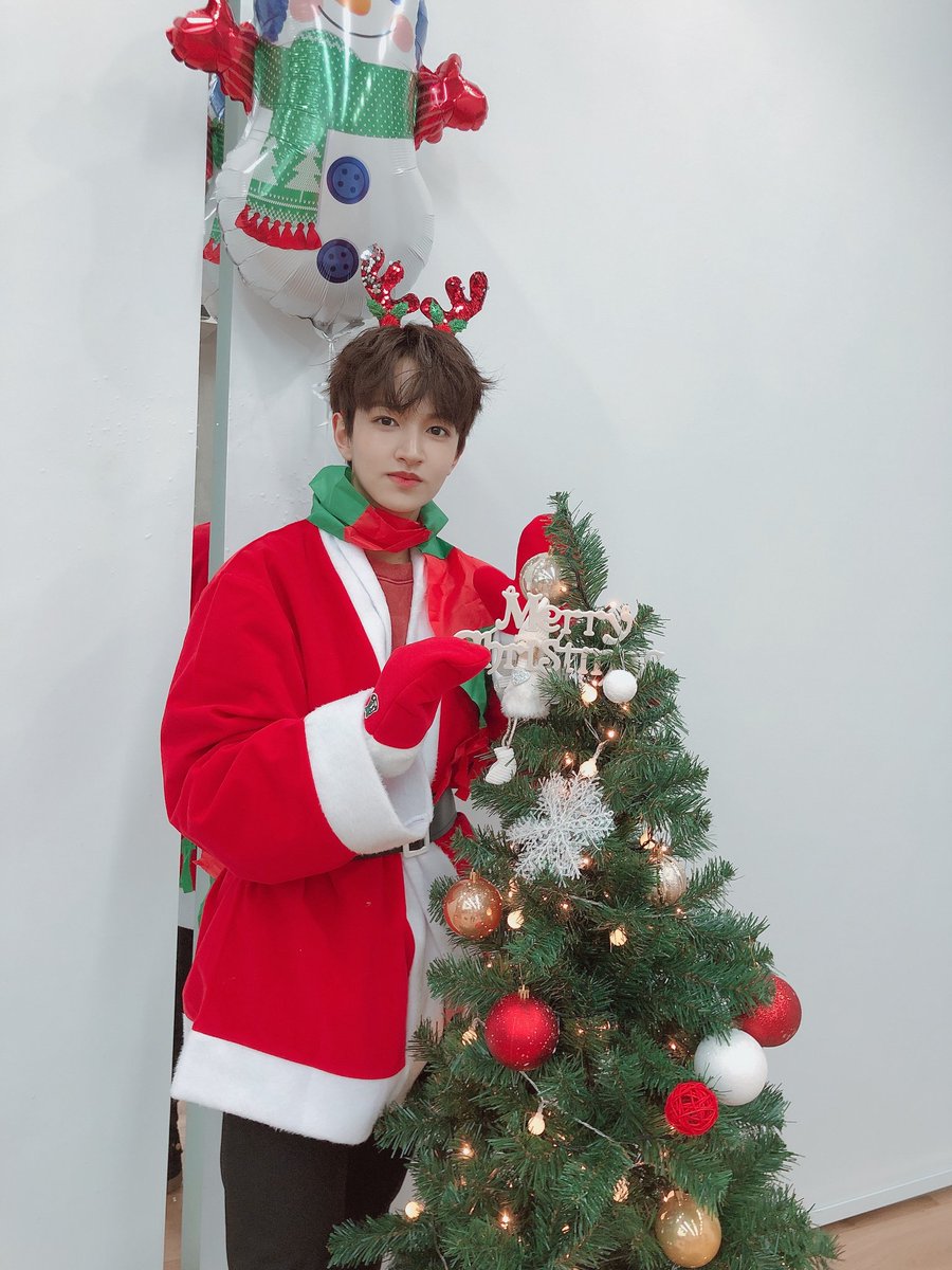 BAE173_member's tweet photo. [#빛]
여러분 제가 반짝반짝 빛내는 트리와 함께 집에서 크리스마스 잘 보내셨나요? 
제가 보고 싶다면 트리를 보세요!! 
이 사진을 보시고 남은 주말 빛나게 보내세요!
사랑해요😃
#BAE173 #비에이이173 #BIT https://t.co/KAs2bc8Fmy