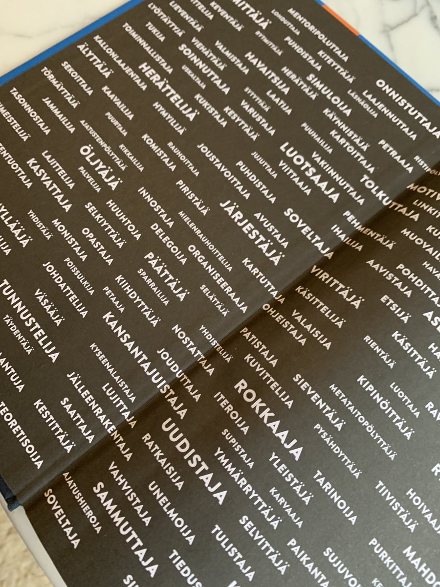 Hankin lapsille pukinkonttiin <a href="/PerttuPolonen/">Perttu Pölönen</a> ”Tulevaisuuden identiteetit”. Niin innostava, että tartuinkin siihen itse ensin. ”Keskity siihen kuka olet, älä siihen mitä olet” ja muita ei niin helppoja asioita merkityksellisyyden ja identiteetin etsimisestä.