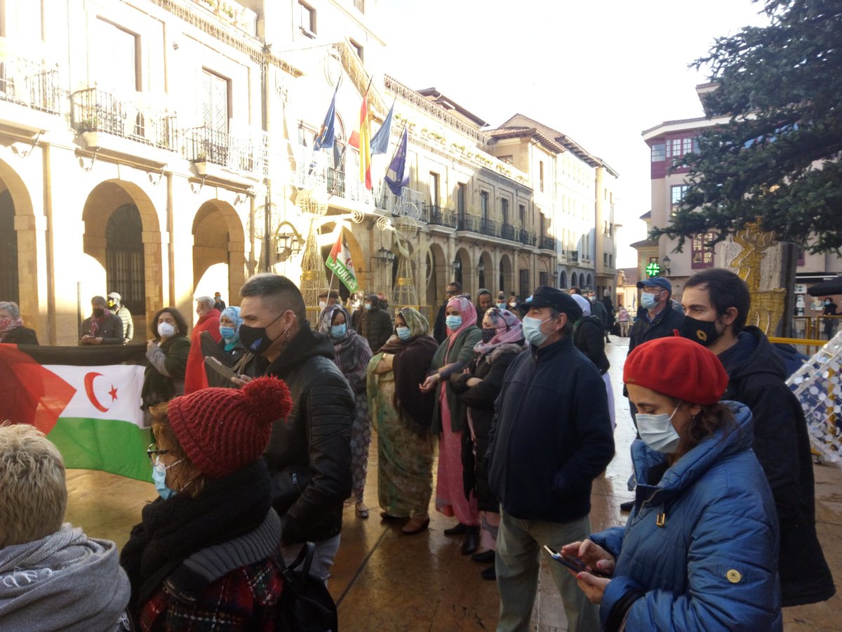 LlanesPodemos's tweet photo. Con presencia de nuestro portavoz Diego Ruiz de la Peña y diputado Rafa Palacios, nos unimos a la concentración de apoyo al pueblo Saharaui que continúa el conflicto con Marruecos tras la ruptura del alto el fuego.
Tenemos un pasado en común que nos obliga.
#SaharaOccidental https://t.co/Rw0bGcst9X