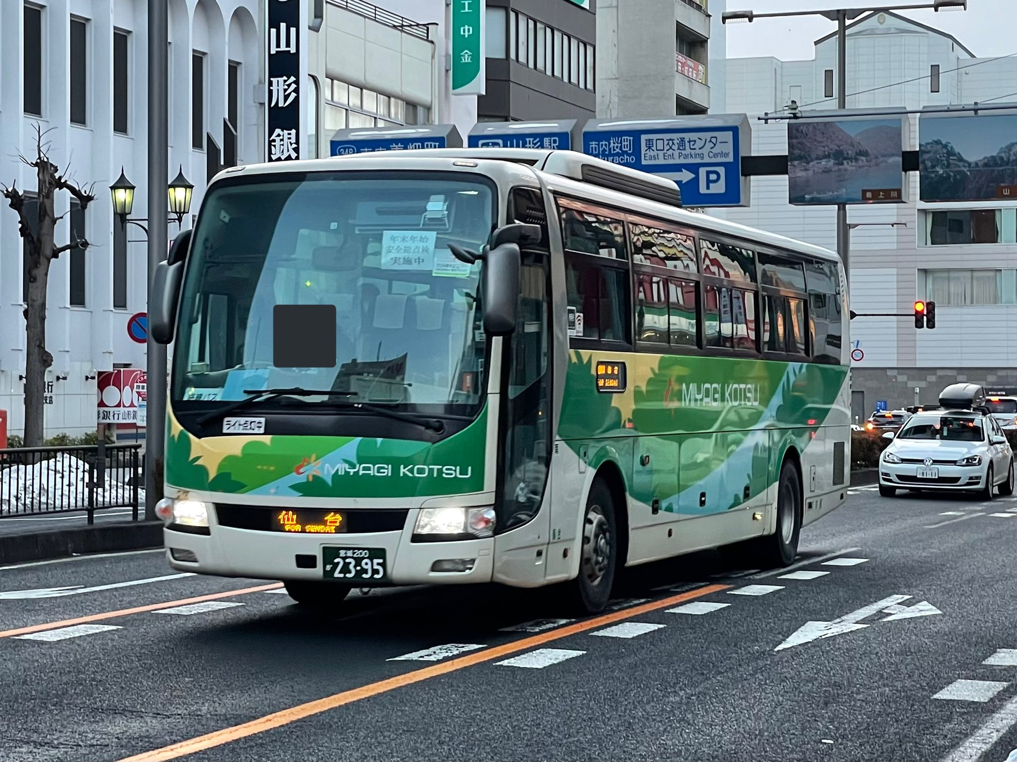 バス FDMP8V5aQAA-T_8.jpg