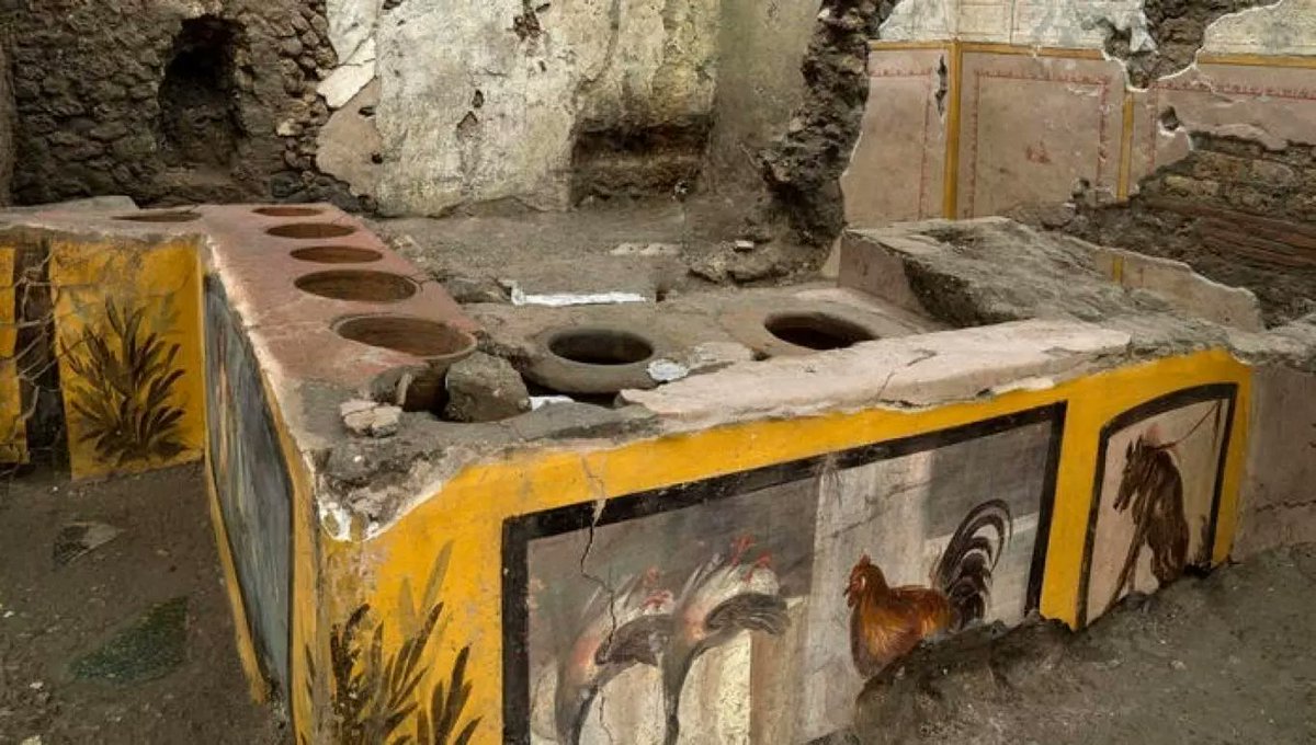 Extraordinary discovery in #Pompeii - an intact 'street food' shop with 'food in the pots'. napoli.repubblica.it/cronaca/2020/1… #RomanArchaeology #Archaeology #Archeologia #ArcheologiaRomana