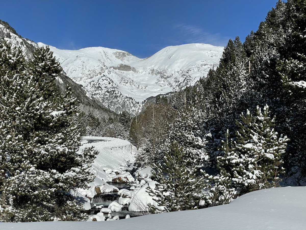 Dia radiant de Sant Esteve. Nadal ens ha regalat una magnífica nevada ❄️tot i que a hores d’ara la 🌡a la cota 1950m és de -6 graus i continua 💨el torb per moments. Paisatges de postal... #andorra #Nadal2020