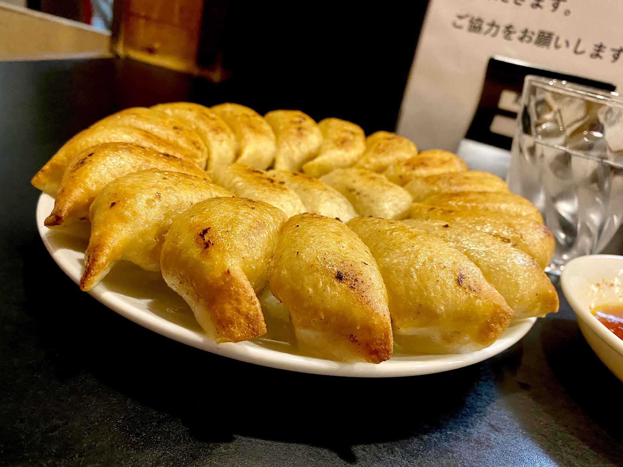 義元ゆういち 島 円盤餃子 福島市 福島駅近くの名店 山女 さん この美貌に惚れて 以前から来たかったのだがついに訪問 揚げ餃子の様に薄くパリっとした皮 あっさりしつつもニンニクの風味が鼻に突き抜ける餡 これぞ円盤 餃子って味 控えめに