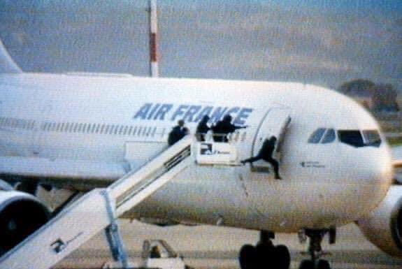 🗓 Ce 26 décembre 2020, l'assaut de l'Airbus assurant la liaison Alger-Paris a désormais 26 ans jour pour jour. 

👮👮‍♂️🚓 Chaque jour, des militaires de la <a href="/Gendarmerie/">Gendarmerie nationale</a> risquent leur vie pour protéger les nôtres. Ne l'oublions pas. Ne les oublions pas.

#GIGN #Sengagerpourlavie
