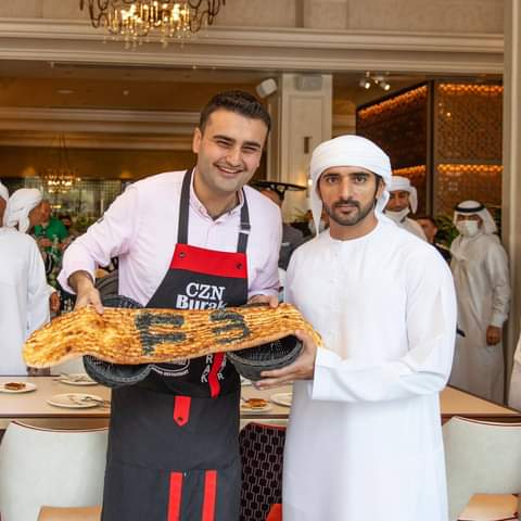 GOolTWSfITHaTXi's tweet photo. 😊الإماراتيين ورطوا السعوديين في مقاطعة المنتجات التركية!

ثم استضافوا #الشيف_بوراك و استقبله ولي عهد #دبي وزينوا برج خليفة بصورته ولون العلم التركي الأحمر 🇹🇷 !😆😆
#دعم_البضائع_التركية https://t.co/TXyhNbcJx5