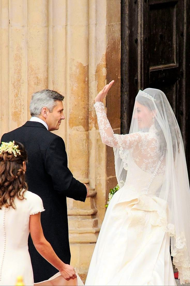 walesloyal's tweet photo. So, I was looking at William and Catherine's wedding pics, and I loved how Michael is looking at his daughter in these pictures, the way he looks that much proud of her, it's just beautiful to see🥺💝

#DuchessOfCambridge https://t.co/W5KvDH94GP
