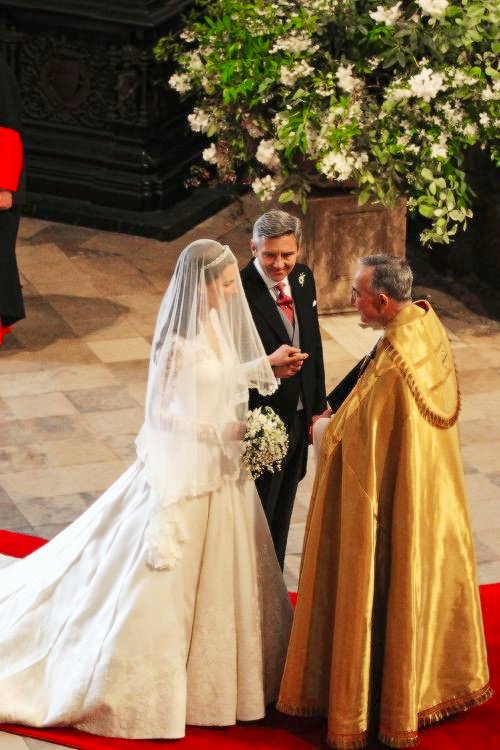 walesloyal's tweet photo. So, I was looking at William and Catherine's wedding pics, and I loved how Michael is looking at his daughter in these pictures, the way he looks that much proud of her, it's just beautiful to see🥺💝

#DuchessOfCambridge https://t.co/W5KvDH94GP
