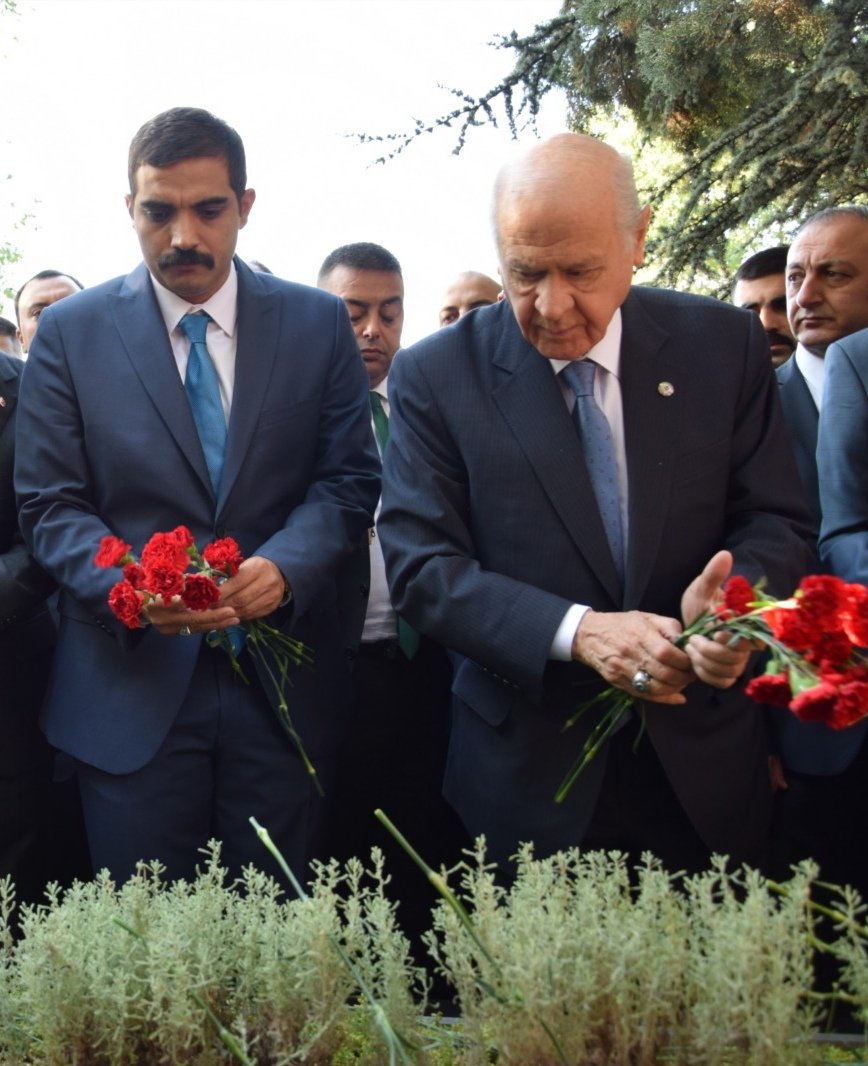 sinanates16's tweet photo. Ülkücünün partisi MHP’dir.
Yuvası Ülkü Ocaklarıdır.
Başbuğ’u Alparslan Türkeş’tir.
Lideri Devlet Bahçeli’dir. https://t.co/rafFld0DGO