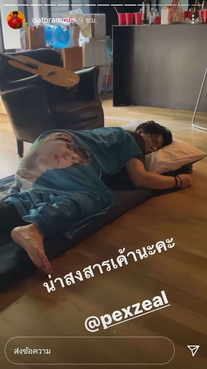 Th_kung's tweet photo. พี่เป๊ก วงซีล กับผ้าห่มหน้าอูซอก 55555555555 แสดงว่าแฟนใครซักคนในแก๊งนี้เป็นนีอาใช่มั้ยคะ https://t.co/X4Me0JHlJz