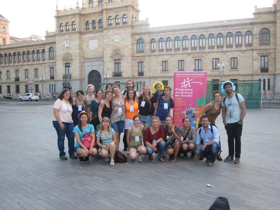 This is from my first EVS training in Spain. So many backgrounds. Genuinely these were opportunities only available through the wider mobility funded & promoted by  @EUErasmusPlus. But these are not just about the placements themselves. The funding for youth workers is crucial. 6.