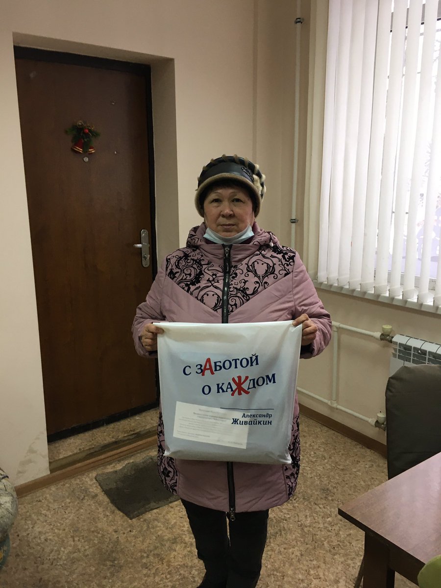 OM1uoq3's tweet photo. Поздравление активных жителей микрорайона с наступающим Новым годом от депутата Самарской Губернской Думы Живайкина Александра Ивановича! https://t.co/lxptJeYGi2