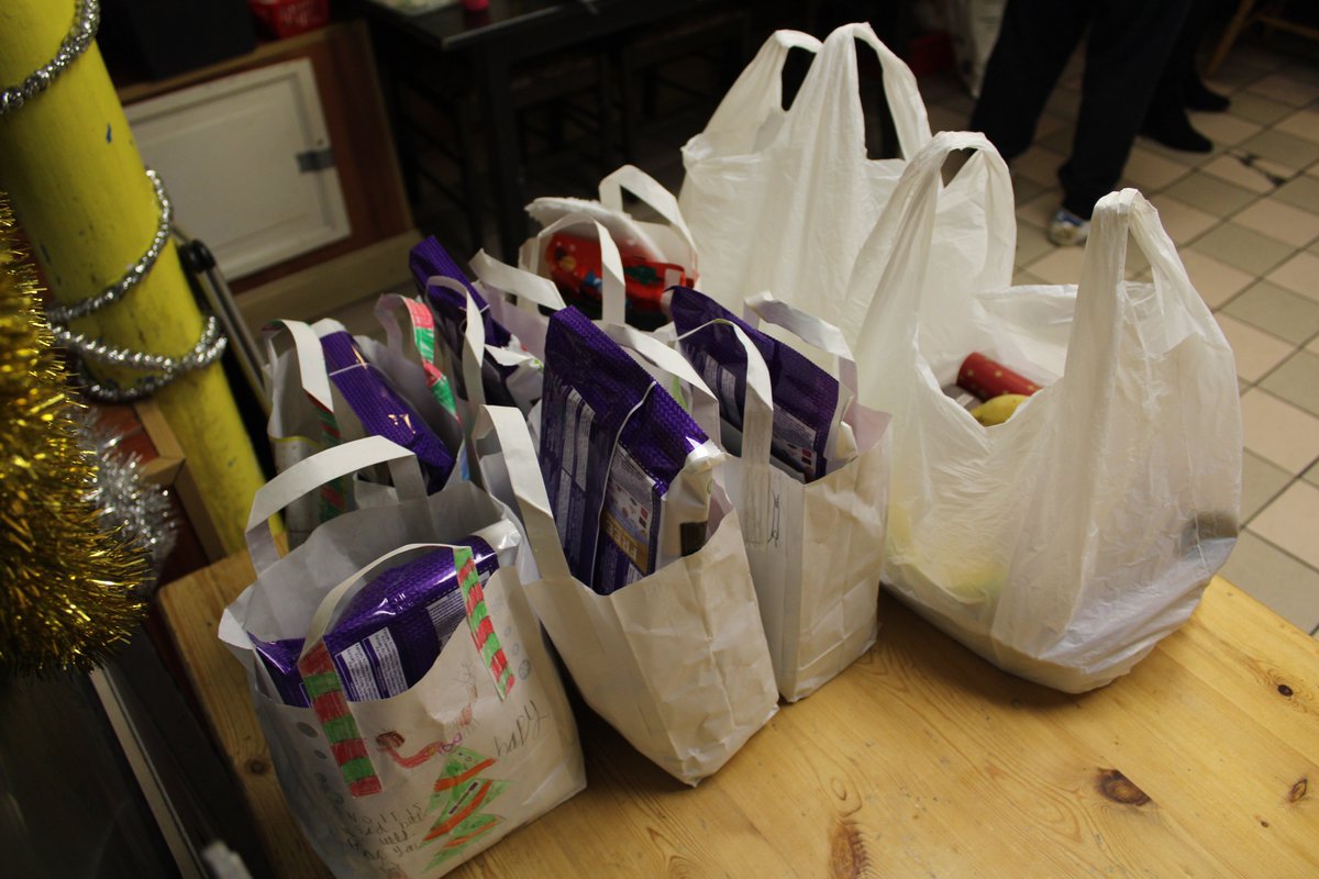 kevinkelway1's tweet photo. Dorcas Media was proud to join the amazing volunteers @NWMPlymouth &amp; HopeforthehomelessSW, at the Garage Cafe on Christmas Day, handing out takeaway festive dinners, desserts, goody bags, kindly donated by city businesses &amp; members of the public 🙂
@WTelfordHerald @ITVclairem https://t.co/DnMsKdCkgY