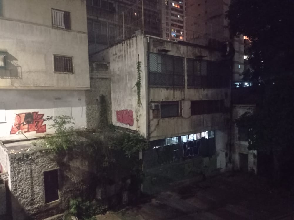 DiarioAvance's tweet photo. #26Dic | Sujetos escalaron la fachada del edificio de la Cámara de Industriales, en la Candelaria (Caracas), y hurtaron equipos electrónicos de varias oficinas. Así lo denunció el periodista @CarlosJRojas13. https://t.co/nttetkmpon
