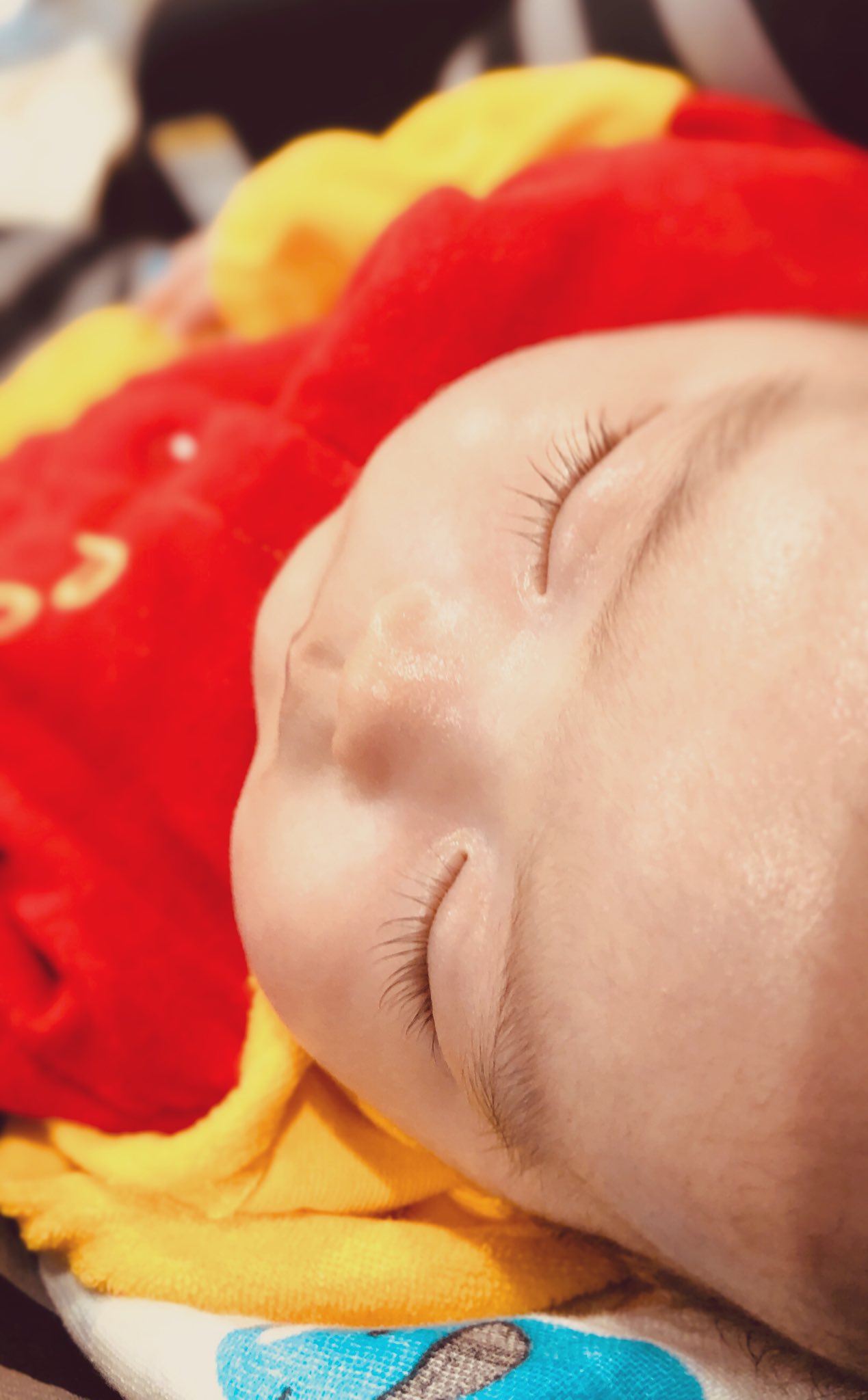 Shuhei 二ヶ月の息子 まつ毛が非常に長い かわいい つけまみたいじゃ 上にカールしてる 赤ちゃんってこんなにまつ毛長いのが普通なのかな