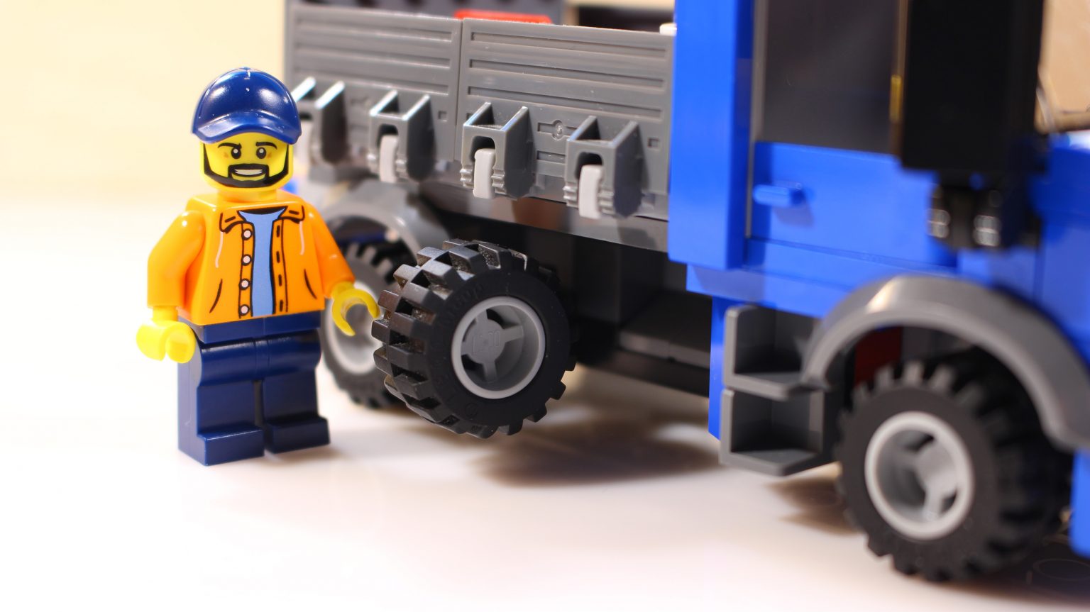 Rented69323515 on twitter made an awesome lego Bank Truck! : r