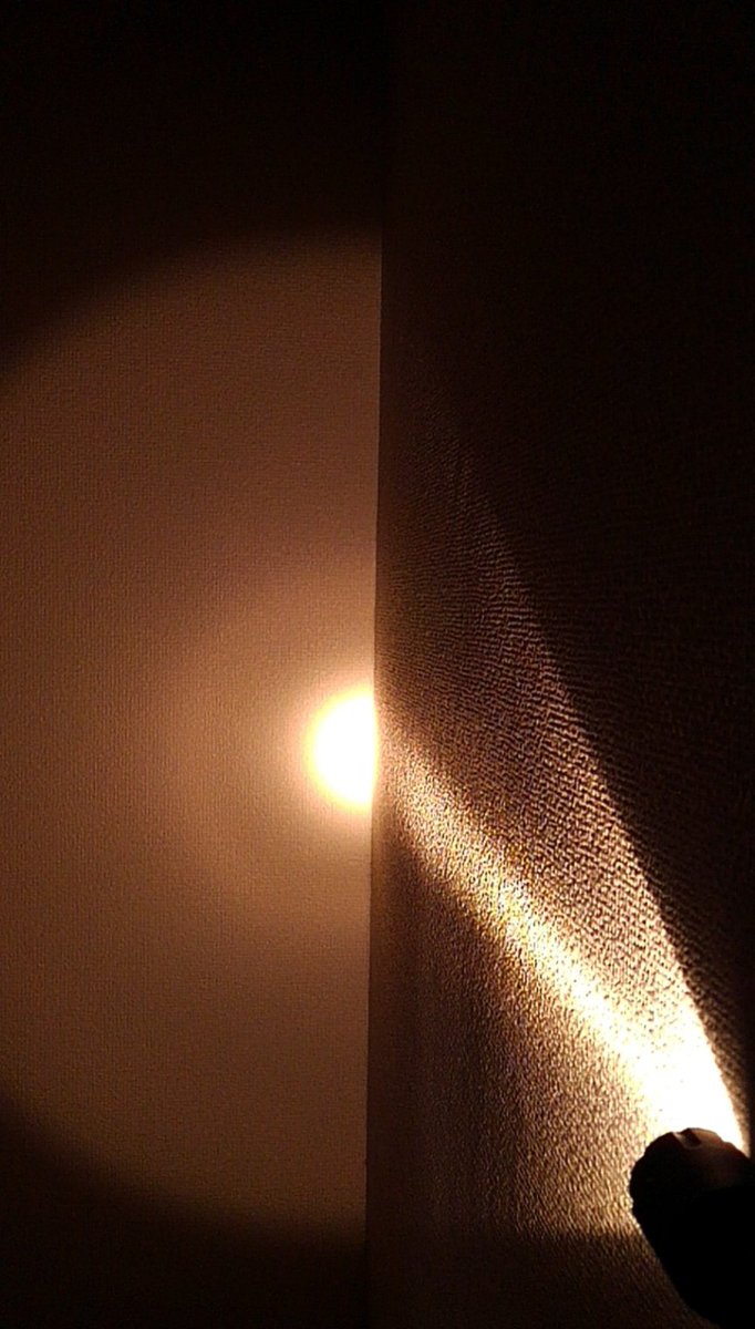 snttm1's tweet photo. マグ玉さん刺激されて､同LED CREE XR-E 搭載のP60互換モジュール #SOLARFORCE #LC-Y (電球色) を #STREAMLIGHT #POLYTAC に組み込み｡
キセノン電球に近い雰囲気の光色と強いスポットビーム❗
 
目測光束値 16650で約150lm､16340×2で約200lm｡
※実際は画像よりも色温度高め｡
 
#ポリタックはいいぞ https://t.co/w6t7YcjlRR