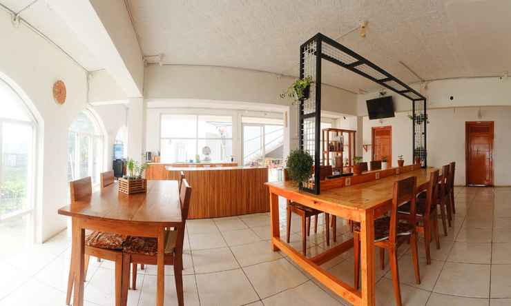 stayturu's tweet photo. 2. Tani Jiwo Hostel Dieng

Cocok banget buat nyari penginapan low budget tapi suasananya cozy. Bisa buat rame rame juga dengan tipe kamar dormitory. Hostel ini juga punya spot terbaik untuk liat sunrise di Dieng

150K-440K https://t.co/Ql41gxFk5A