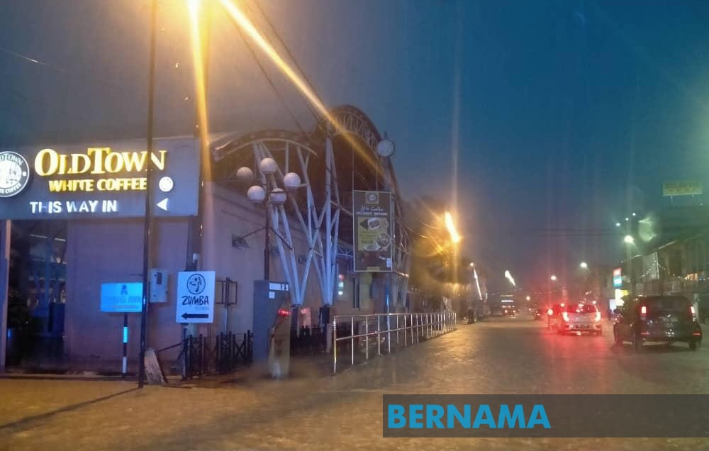 bernamadotcom's tweet photo. Hujan lebat berterusan sejak lewat petang tadi mengakibatkan beberapa kawasan di Raub dinaiki air selama hampir dua jam mulai 6 petang - Polis https://t.co/3wotjvRih9