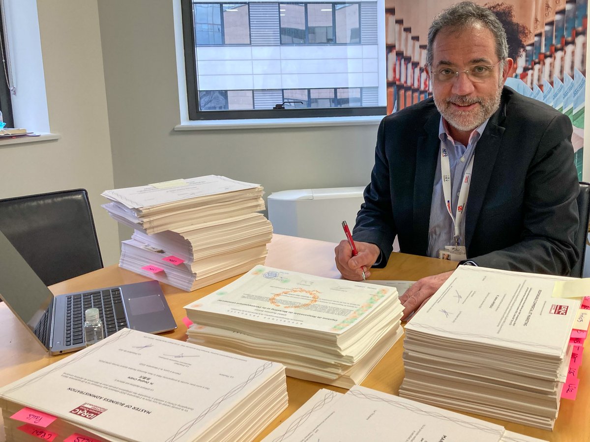 En cette fin d’année, nous sommes fiers de vous annoncer que les jurys de l’IDRAC Business School ont diplômé plus de 1700 étudiants.
 
Rendez-vous dans les campus dès que nous le pourrons pour célébrer leurs réussites autrement qu’en visioconférence. 🎓