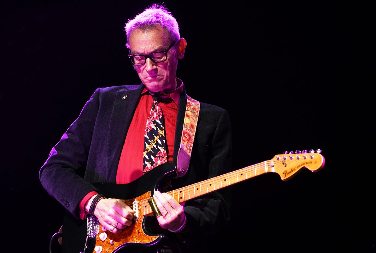 Ens ha deixat l'estimat Amadeu Casas, guitarrista. Etern company de viatge, un dels grans. 
Que els seus acords de guitarra ens acompanyin sempre.