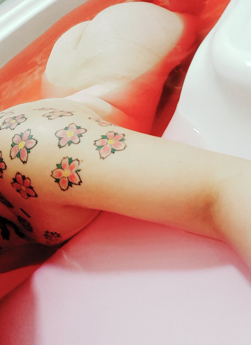 Alix_Rogue's tweet photo. Bathing in the blood of my enemies 😈🤣.. #bathtime #camprep #camtonight #butt #arse #tattoos https://t.co/TKHmPjtycg