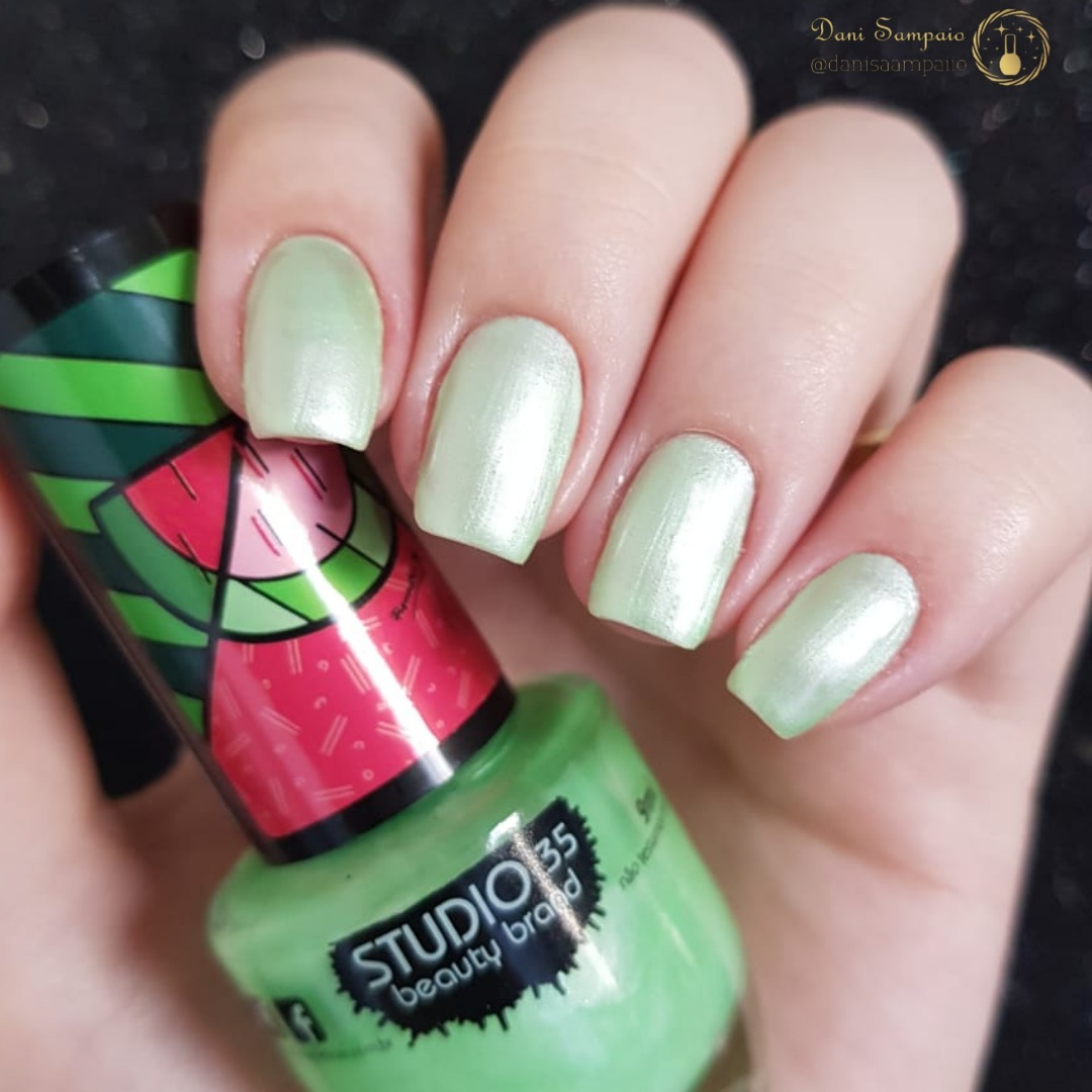 studio35cosm's tweet photo. Estamos encantadas com o #Magali,MeEspera! 🍉 Ele é um cintilante neon 
e o resultado fica um luxo! 💚 
📱 📷 daniisaampaio
.
.
.
.
.

#esmalte #esmalteria #esmaltedasemana #unhaseesmaltes #esmalterapia #esmaltedodia #deesmalte #esmalteverde #esmaltecintilante https://t.co/Nym3NRdImG