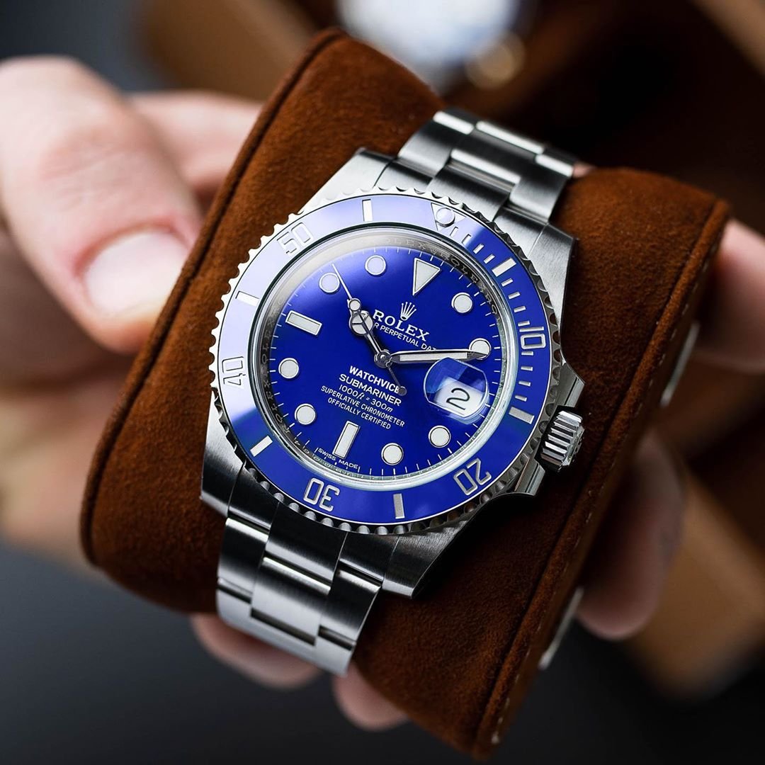 You can also drop $120 on a bootleg Rolex or Omega. When she points out that you have a nice watch, take it off and throw it out of the window while you're driving. Look at her and say "I don't give a FUCK about it" and watch her gasp as you pull another out of your pocket.