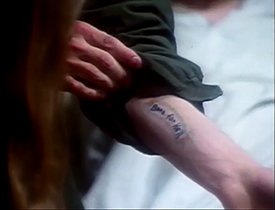 suicider en s'ouvrant les veines avant d'être transféré en urgence à l'hôpital sous sa fausse identité. Mais l'un des médecins su reconnaître le criminel grâce au tatouage présent sur son bras "Born to raise hell" (né pour soulever l'enfer).