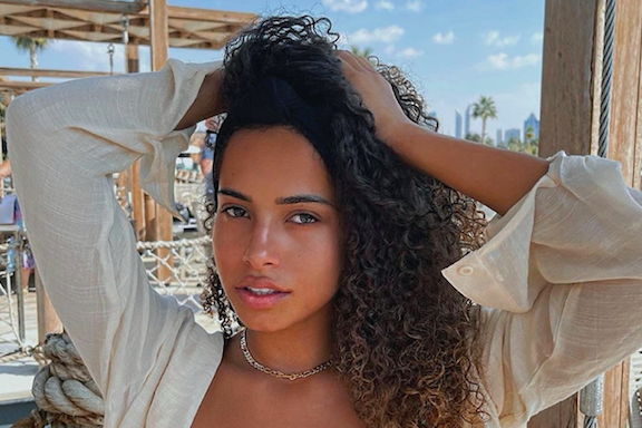 MirrorCeleb's tweet photo. Amber Gill lost a stone in 6 weeks after she was body shamed for lockdown weight
https://t.co/NlNBhSpo98 https://t.co/oBgrIhU7Cp
