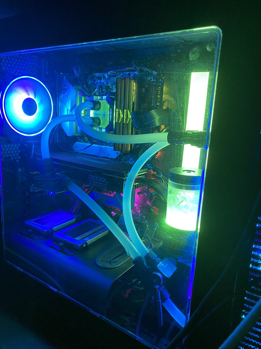 cmpzero's tweet image. #ASRockサンタ
今年もお世話になりました。
来年も恙なく稼働してください。