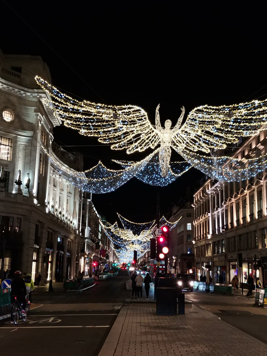 AlanCampot's tweet photo. Más de #LightsOfLondon, en City hall, Charing Cross station, Regent street y Leicester square. https://t.co/Te0AcLW7PM