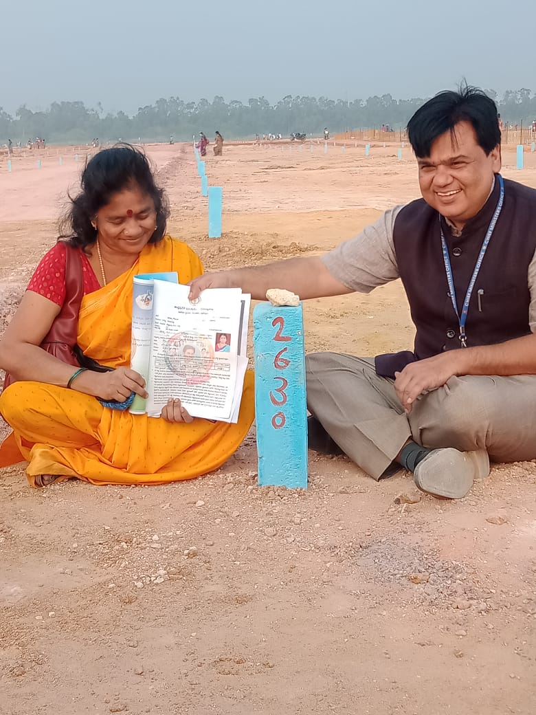 PraveenIAS94's tweet photo. Today, spent the whole day going around #Kakinada city to ensure that not only everyone gets her housing plot, but also knows the location of the plot in the layout, which has 16,000 plots. @AndhraPradeshCM's flagship Navaratnalu-Pedalandariki Illu programme. https://t.co/0qpKY7llr0