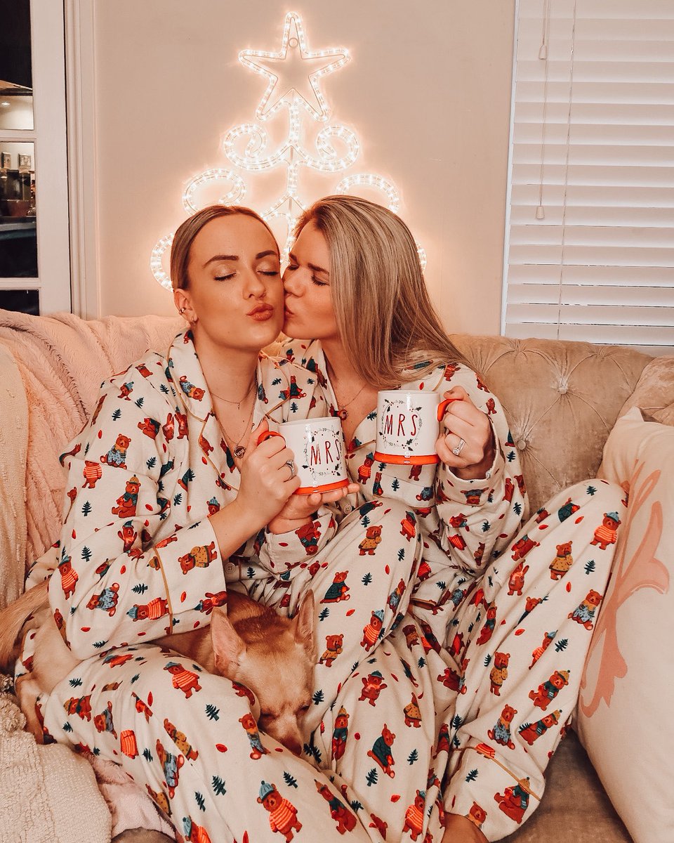 WhatWeganDid's tweet photo. Christmas 2020 lesbian edition 🎄🌈👭 https://t.co/uzmvrZwGuK
