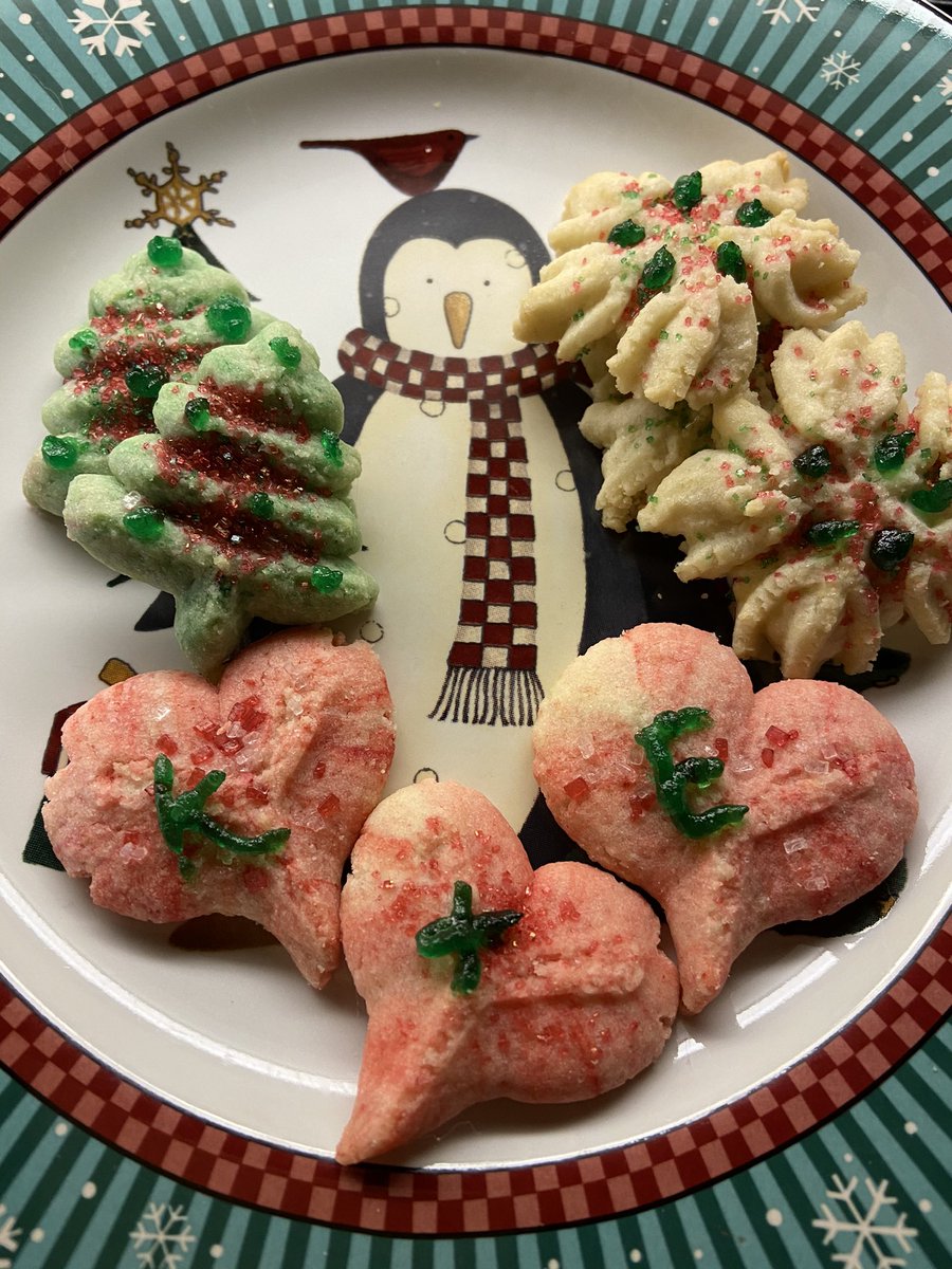 notfortoast's tweet photo. @SuetLee4 My first time with the cookie press #CookiesforButchie https://t.co/ZsCSYDZWQ9