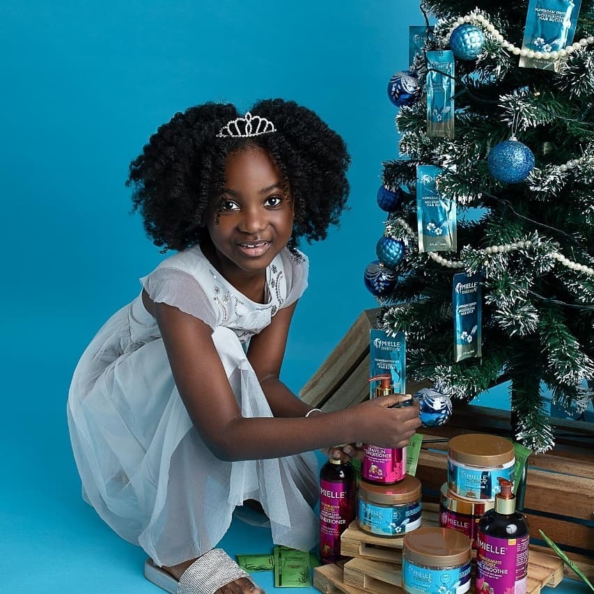 MielleOrganics's tweet photo. We hope you had a wonderful Christmas Day!
#MiniMaven @elle_jael showed off her crown and her Christmas Tree!
It certainly put a smile on our faces!
📷@catilamachadophoto
Hair: @stylesbylueji
@angolanatural https://t.co/fnXCHcKzLr