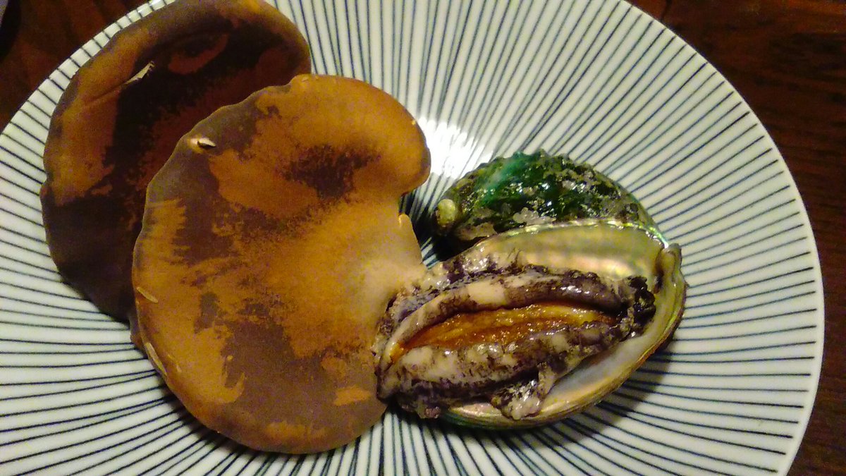 日暮里 手打うどん あかう の美味しい食育 アワビ と あわび茸 アワビはデカイと結構高い 小さいのは0円 あわび茸はちと高い １枚100円 今日の晩酌のお供は２種あわびと芽キャベツのバターソテー 分とく山 に行くほどのお金が無くとも安くて