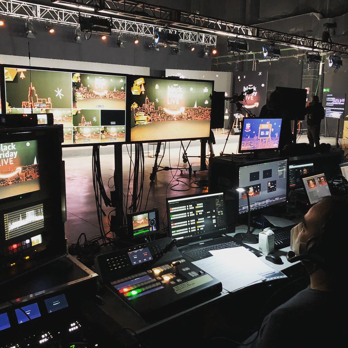 recamarapro's tweet photo. Hemos grabando durante #BlackFriday para @amazonespana en un programa totalmente online presentado por @jvazquezoficial y @lidiatorrentanca
#recámaraproducciones #vivirrodando #AmazonBlackFriday #grabación #productora #recamara #grabación #filmmakers #video https://t.co/Hlqvjj6IKe