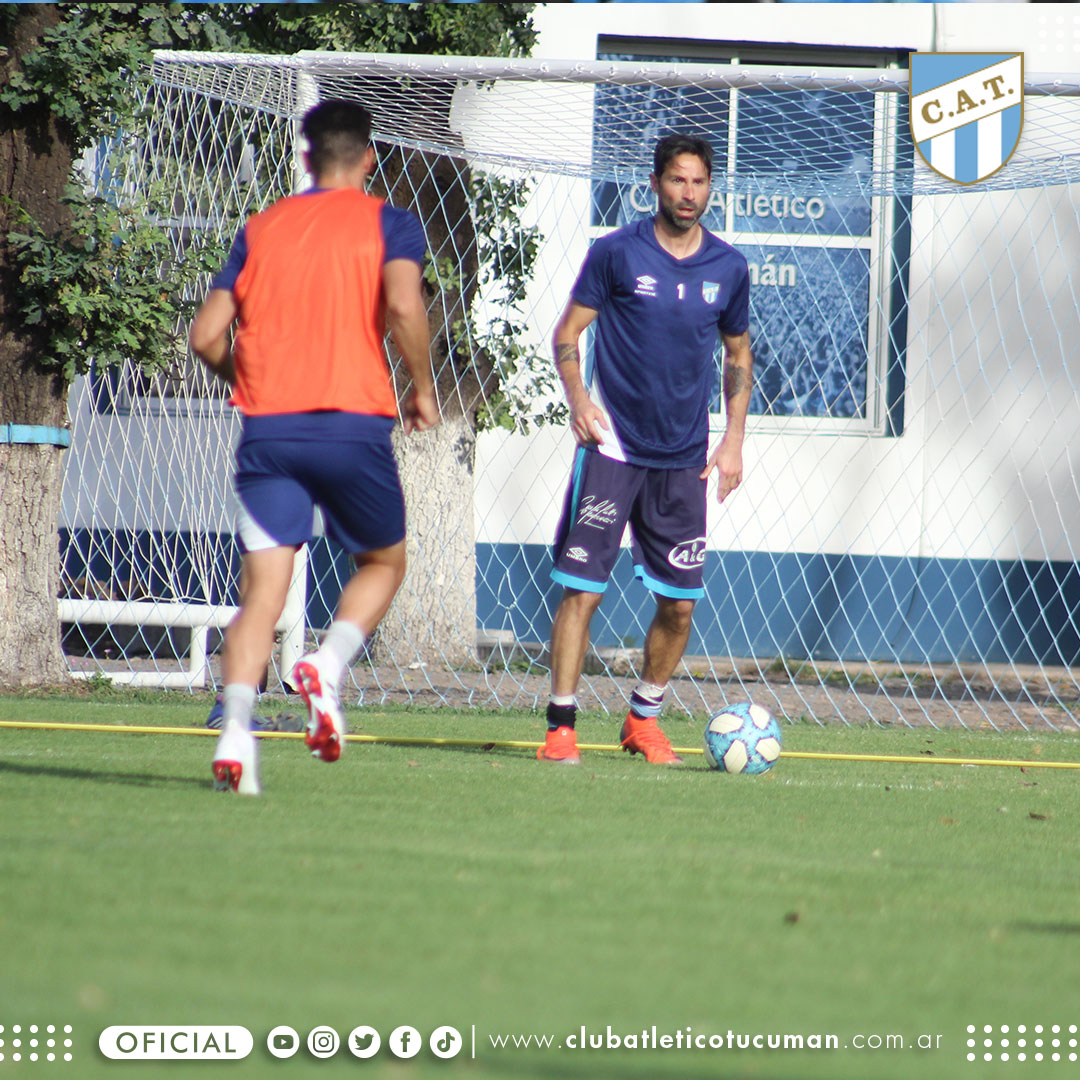 ATOficial's tweet photo. #Fútbol ⚽

⚡ Dejando todo en cada pelota, en cada entrenamiento, en cada momento. 

#VamosDecano 💪💙🤍 https://t.co/Vxy1y4Q2L5